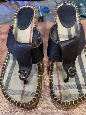 Burberry Brown Leather Thong Sandals with Plaid Insole and Gold Trim Heels 3in